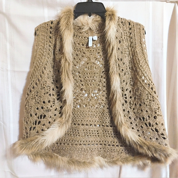 RESERVED Relativity Vest Crochet & Faux Fur Tan/Cream/White Sz. PXL - Picture 2 of 7